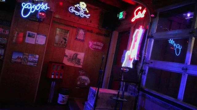 Live Sunday and Wednesday 8-12 Morrison Holiday Bar  on 01-Jun-25-23:16:35