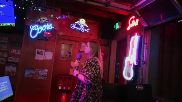 Live Sunday and Wednesday 8-12 Morrison Holiday Bar  on 09-Jul-25-21:00:03